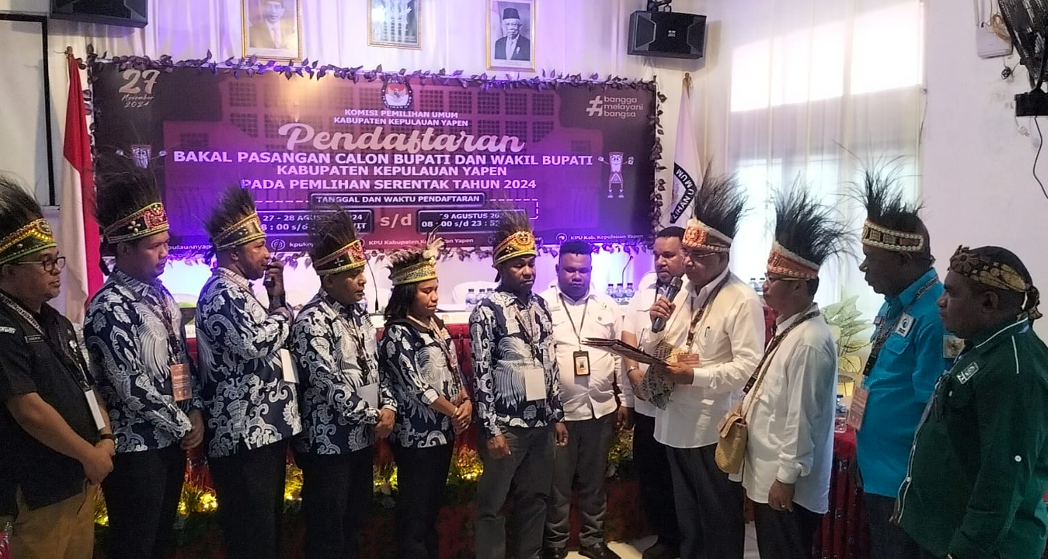 BAKAL CALON BUPATI DAN WAKIL BUPATI KEPULAUAN YAPEN BENYAMIN ARISOI-ROY PALUNGA RESMI MENDAFTAR DI KPU YAPEN