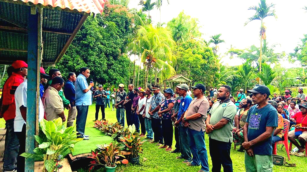 Antusias Masyarakat Distrik Kosiwo, dalam Kampanye BRO, Paslon Nomor 1 (satu) Benyamin Arisoy dan Roi Palunga. Sekaligus melantik Relawan (BRO).